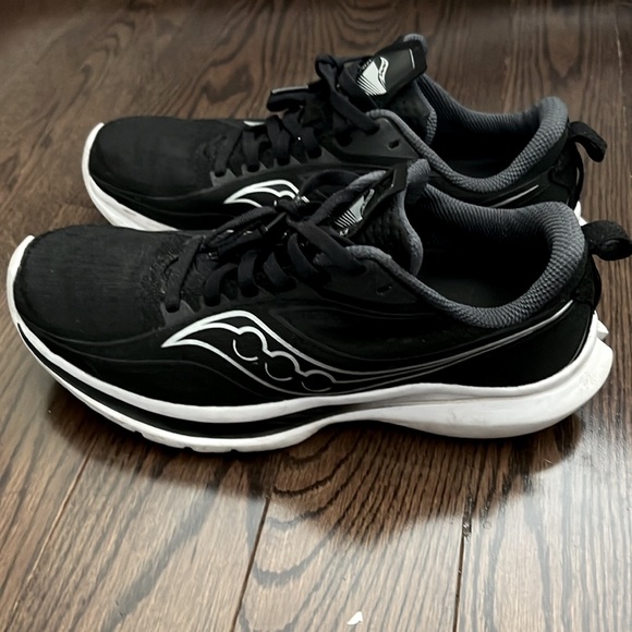 Saucony Kinvara 13 Women’s Running Shoes Black and White - Picture 1 of 4